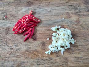 红辣椒切丝，大蒜切碎。辣椒是为了好看，不辣的。