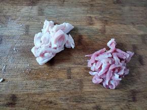 五花肉切细条，肥肉部分另外切。