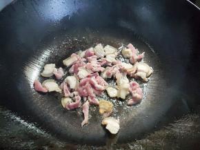 锅烧热，先下肥肉煸出油，再加一点玉米油，接着下瘦肉丝一起煸炒。