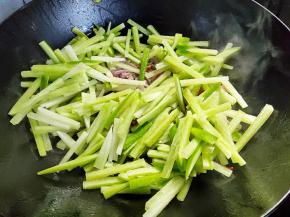 肉丝变色后，加入蒜末萝卜丝一起煸炒几下，炒至萝卜丝变软。