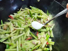 下辣椒丝翻炒几下，加入1小勺盐拌匀。