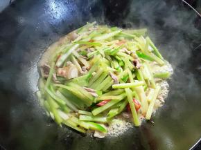 加入小半碗水，拌匀，盖上焖煮两三分钟，确保肉煮熟。