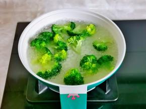 西兰花切小朵焯水，水开后下锅大火煮30秒捞出。