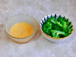 鸡蛋磕碗里，西兰花过冷水。