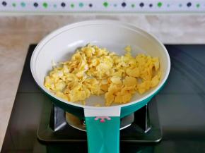 蛋液凝固后在铲碎盛出。