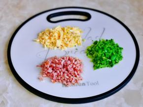 培根，西兰花，鸡蛋切碎。