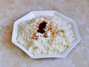 米饭中加入生抽，蚝油，胡椒粉。