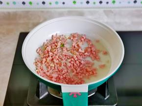 锅中加入橄榄油，倒入培根碎煸炒。