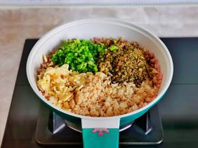 再加入米饭，海苔肉松，西兰花，鸡蛋。