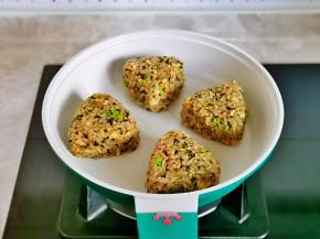 锅中刷油，放上饭团。