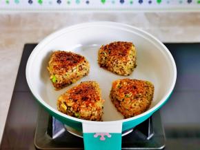 再刷上蚝油蜂蜜，小火煎至焦黄即可关火。