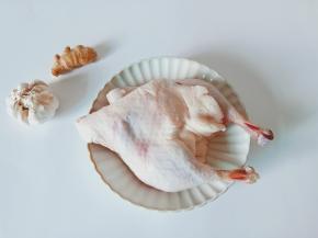 准备两只鸭边腿，清洗的时候可以用刀把多余脂肪切除。