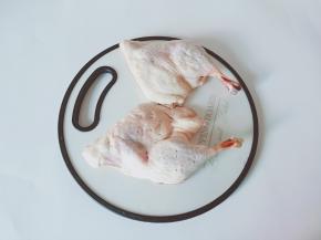 鸭边腿处理干净后，用叉子或者牙签多扎一些
些孔，让鸭边腿在腌制时更容易入味。