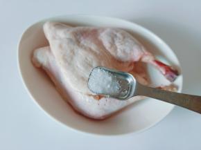 取一个容器把鸭边腿放在里面，加半勺盐。