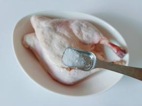 取一个容器把鸭边腿放在里面，加半勺盐。