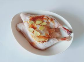 加点生姜片去腥。