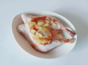 加点生姜片去腥。