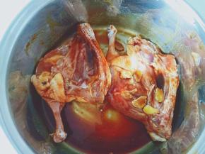 戴上一次性手套，给鸭边腿每个位置都按摩一番，盖上保鲜膜放冰箱腌制1个小时以上才能入味。