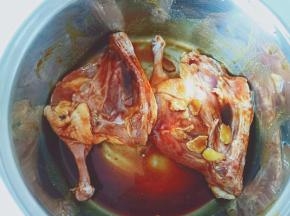 戴上一次性手套，给鸭边腿每个位置都按摩一番，盖上保鲜膜放冰箱腌制1个小时以上才能入味。