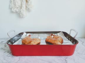 在鸭边腿上面刷一层食用油。