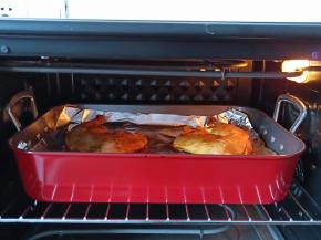 烤箱200度提前预热好，烤盘放中层上下火烤制30分钟。