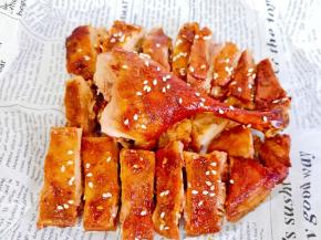 烤好的鸭边腿切成小块。