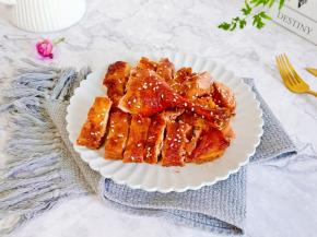 烤好的鸭腿油亮油亮的，超级诱人！