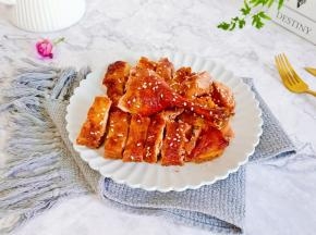 烤好的鸭腿油亮油亮的，超级诱人！