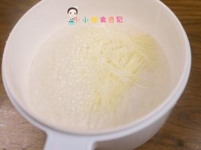 锅里水开后放入面条煮几分钟捞出