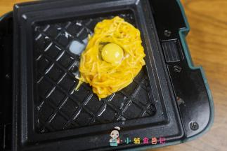 锅里放一点点油放入一坨面中间放鹌鹑蛋煎至两面全熟即可