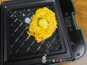 锅里放一点点油放入一坨面中间放鹌鹑蛋煎至两面全熟即可