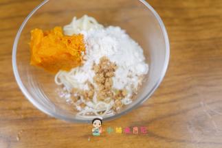南瓜泥这个是水分比较少的所以我又加了一点点水跟面粉混合，增加粘性