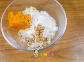 南瓜泥这个是水分比较少的所以我又加了一点点水跟面粉混合，增加粘性