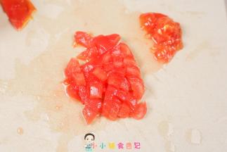 番茄热水烫一下去皮去籽切碎