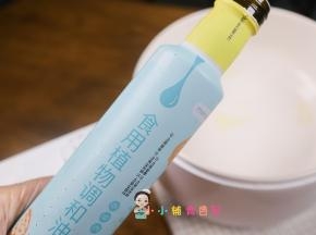 锅里加一点油放入番茄炒一炒