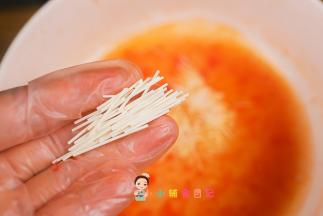 加水煮开放入掰碎的面条