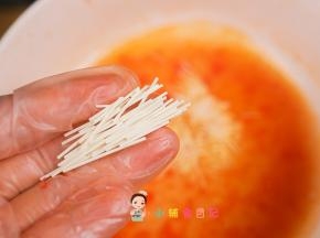 加水煮开放入掰碎的面条