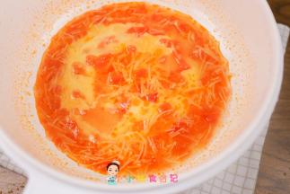 再次煮开放入打散的蛋液，小火高处慢慢淋下来