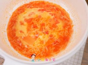 再次煮开放入打散的蛋液，小火高处慢慢淋下来