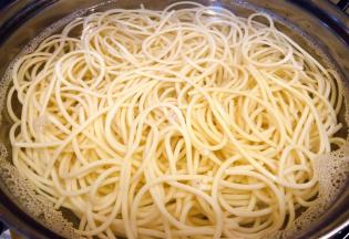 意面放入开水中大火煮至没有硬心即可立即放入冷水中过凉