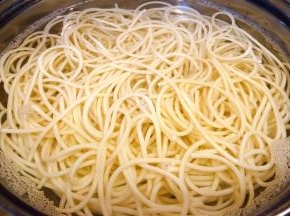 意面放入开水中大火煮至没有硬心即可立即放入冷水中过凉