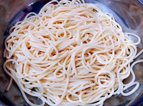 处理好的意面沥干水份备用