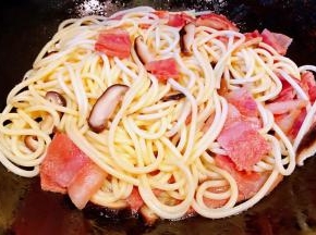 放入意面快速翻炒均匀也可以添加少许清水防止粘锅