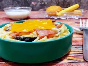 上面摆一片芝士放入微波炉汀一分半就大功告成了