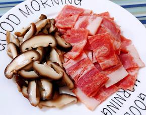 焯好水的香菇切片、培根也是切成片备用