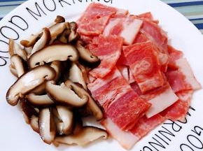 焯好水的香菇切片、培根也是切成片备用
