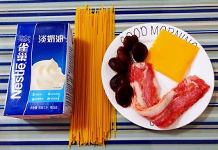 准备原材料意面、淡奶油、培根、芝士、香菇