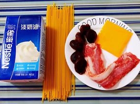 准备原材料意面、淡奶油、培根、芝士、香菇