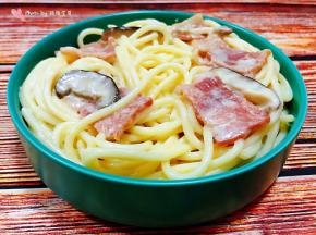 美味可口的奶油培根香菇意面装入容器中