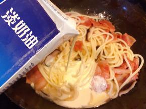 倒入适量淡奶油翻炒均匀